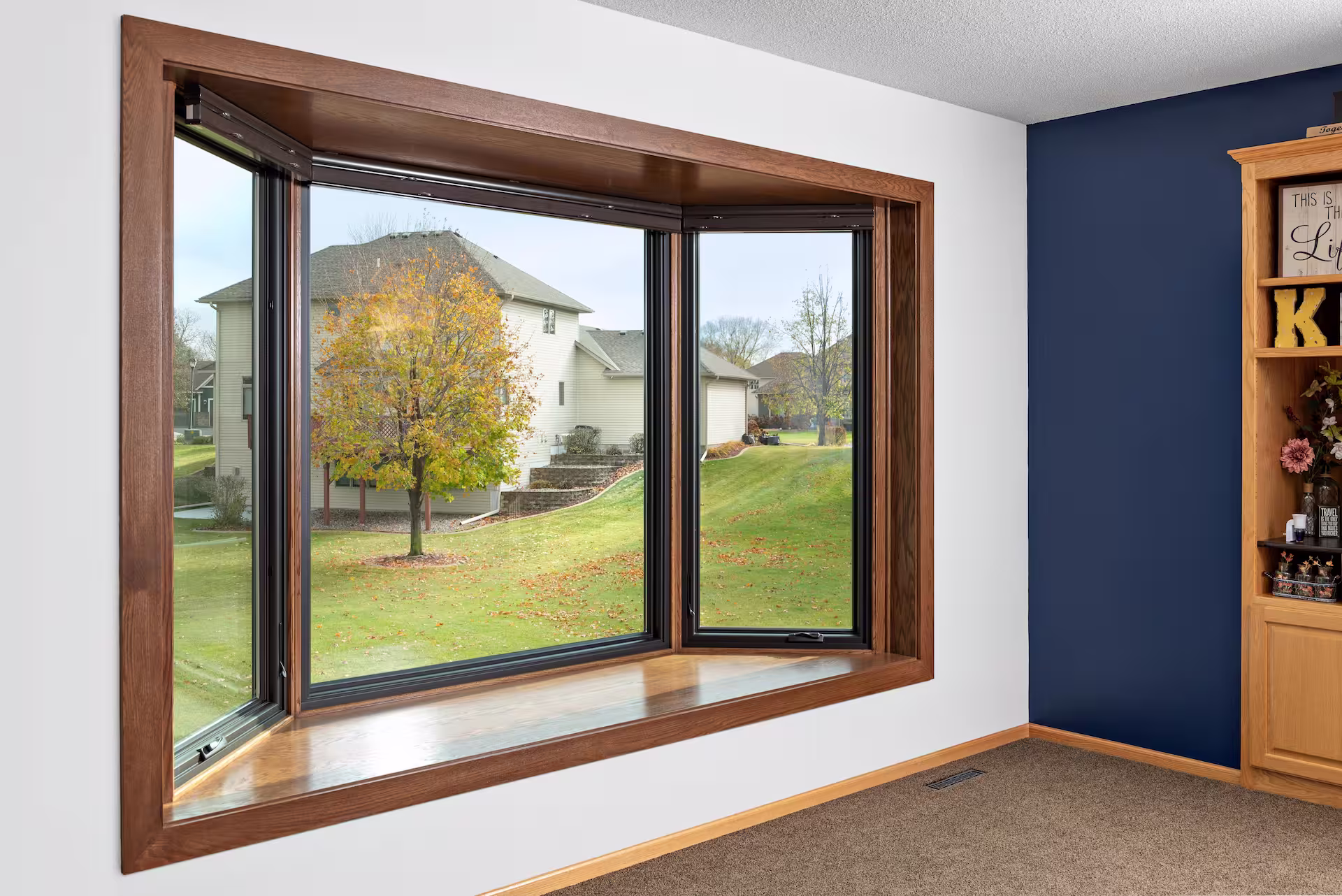 Beautiful bay window in dining room